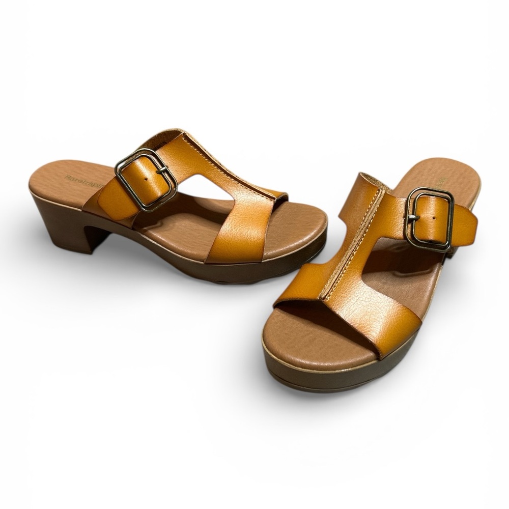 Baretraps Women’s Gwenney Block Heel Caramel Slip On Slide.  Size 7 NWOB
